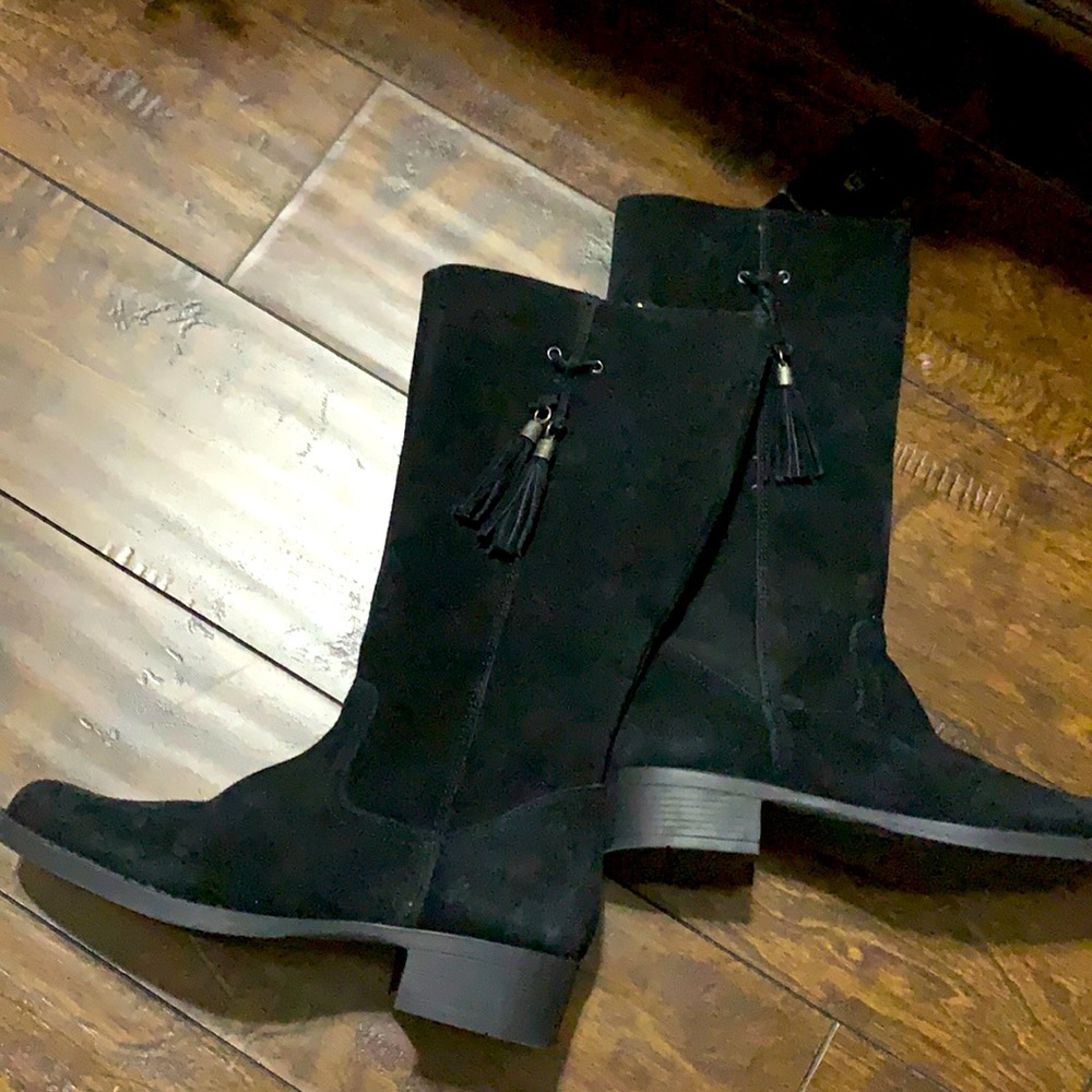 NWT Beautiful black velvet boot